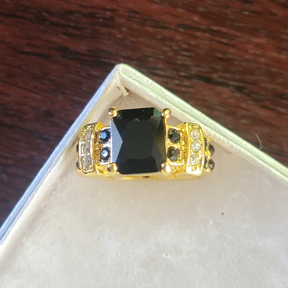 LADIES NEW SIZE 7 ONYX ZIRCON FASHION RING